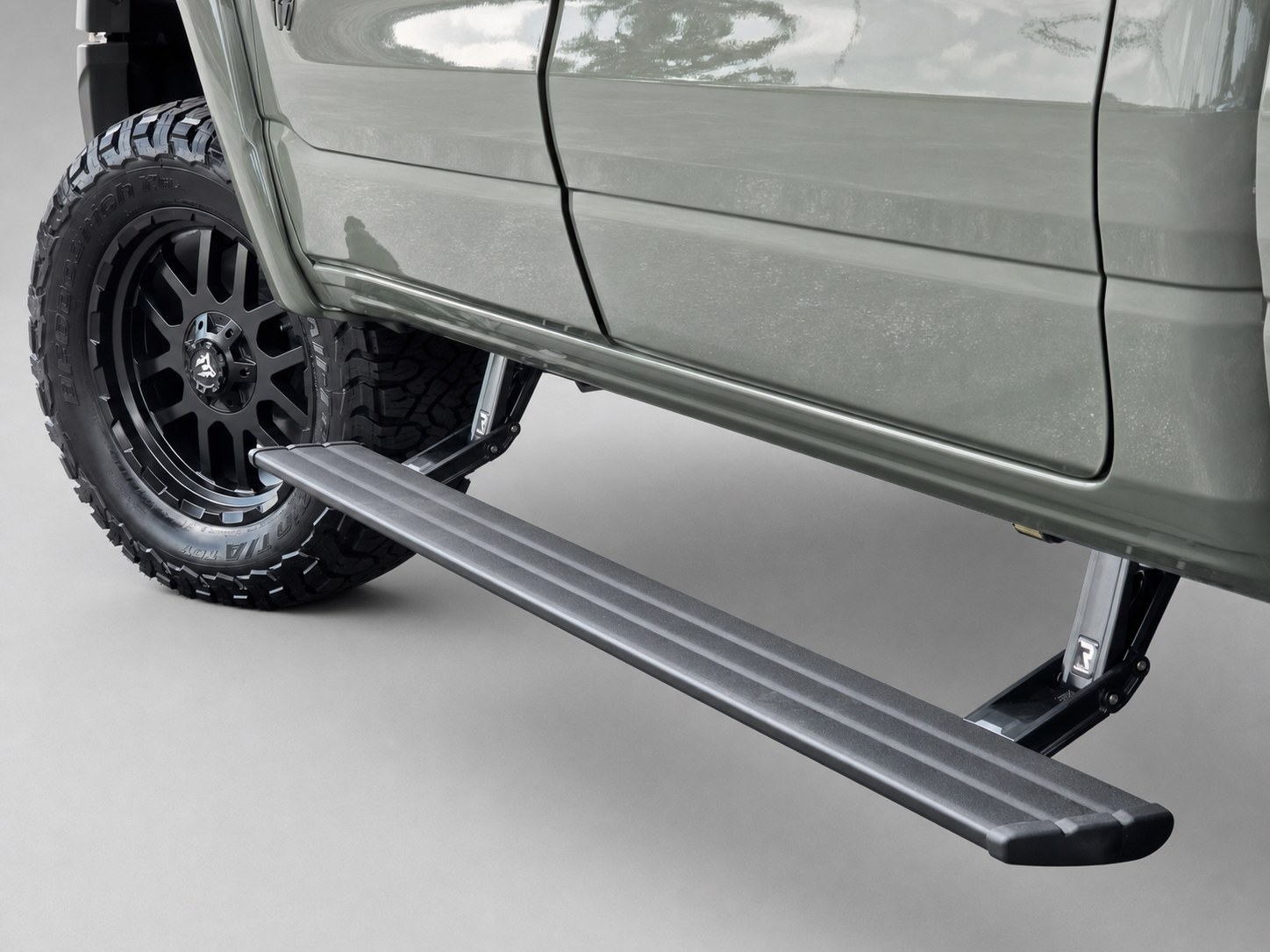 Rocky Ridge 20-inch wheel, 35-inch tire and power running board detail